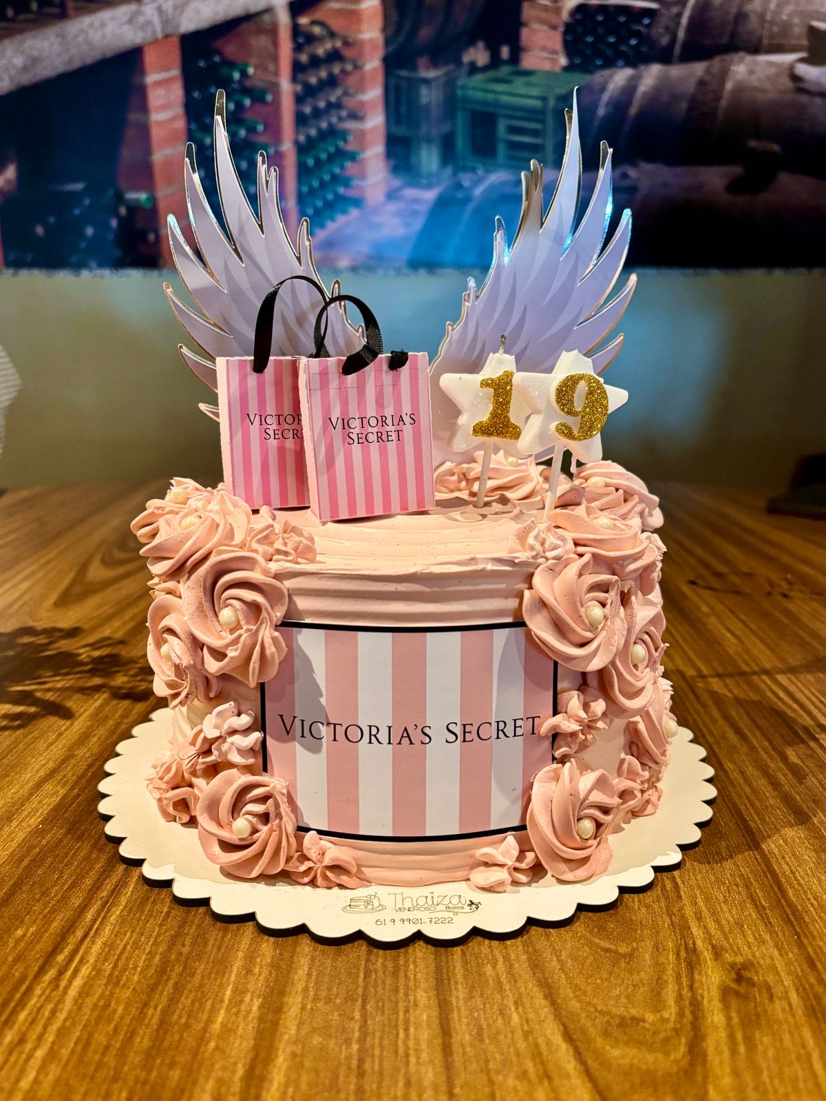 Bolo rosa com rosas de chantilly