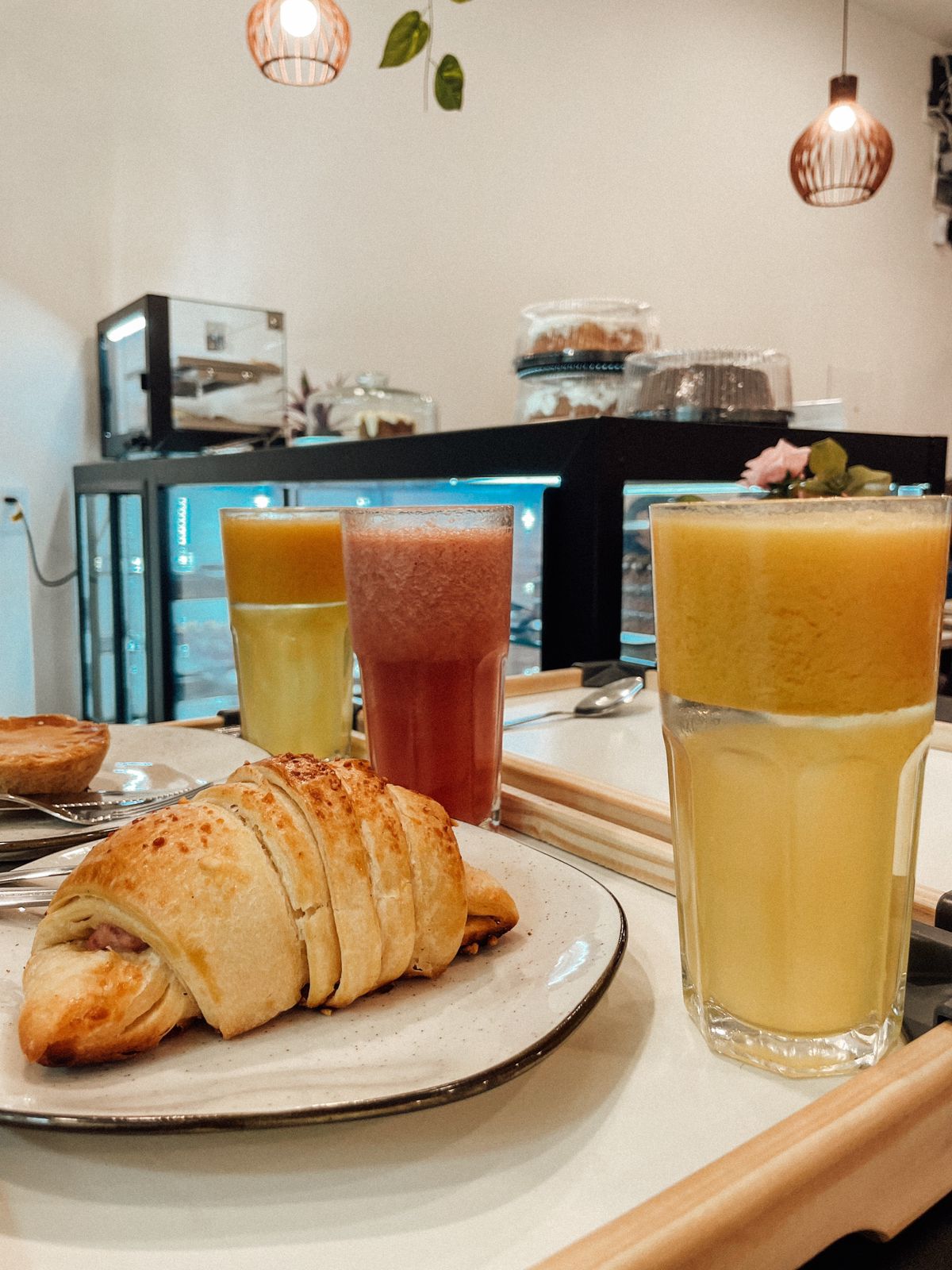 Croissant com sucos