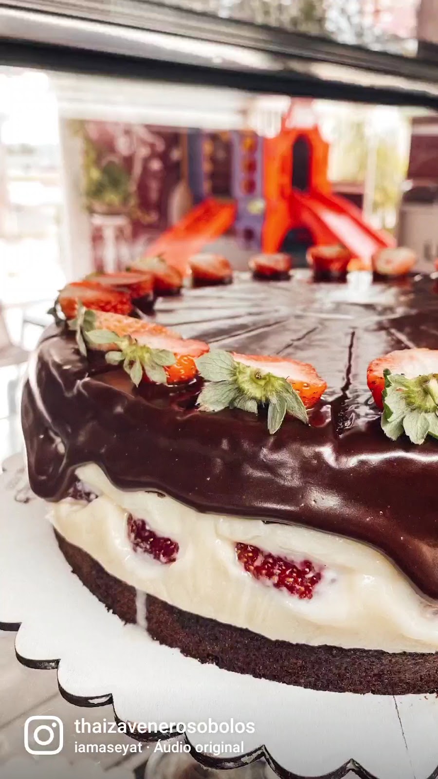 Bolo com chocolate e morangos