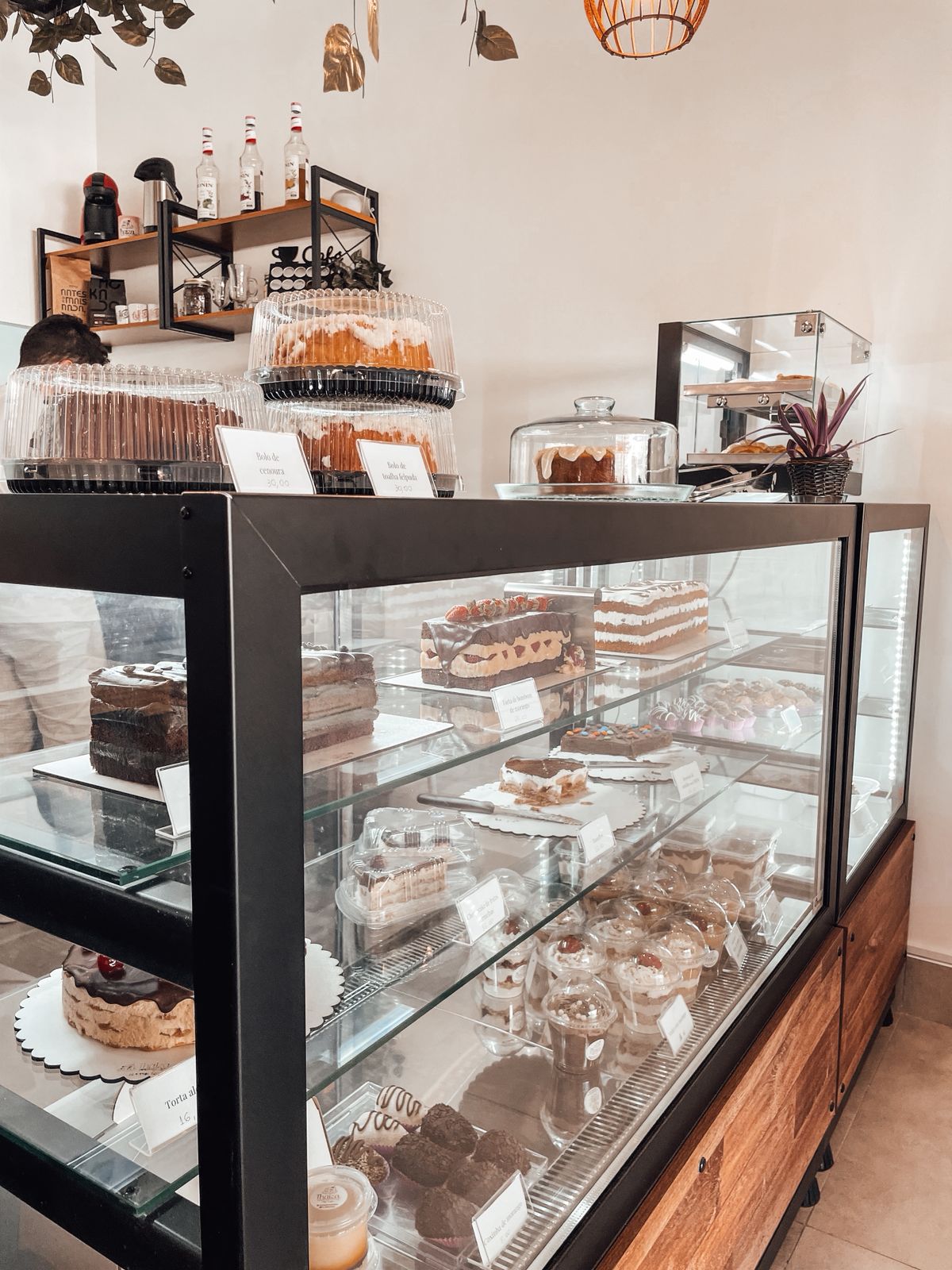 Vitrine com tortas e bolos