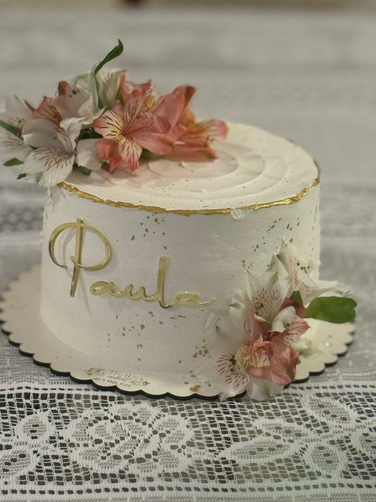 Bolo branco com flores